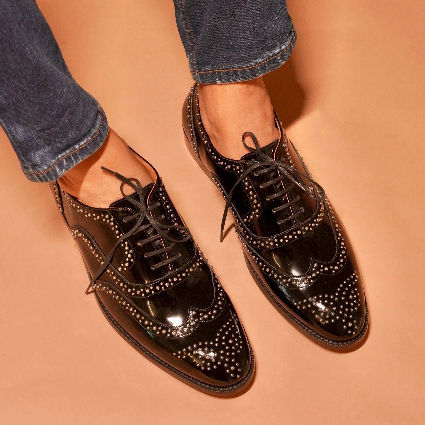 Broguo Riveto | Black patent leather riveted Oxfords